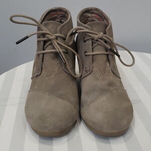 Toms Shoes Womens sz 6.5 Taupe Suede Lace Up Wedge Bootie